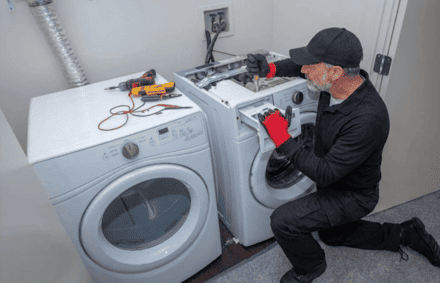 tecnico trabajando en lavadora